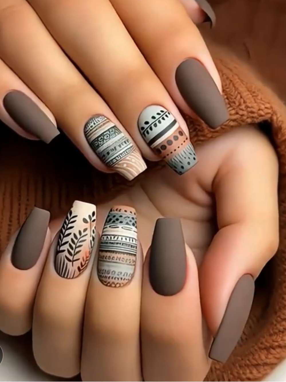 🍂 Matte Brown with an Aztec Motif Nail Art Set - Press-On Nails